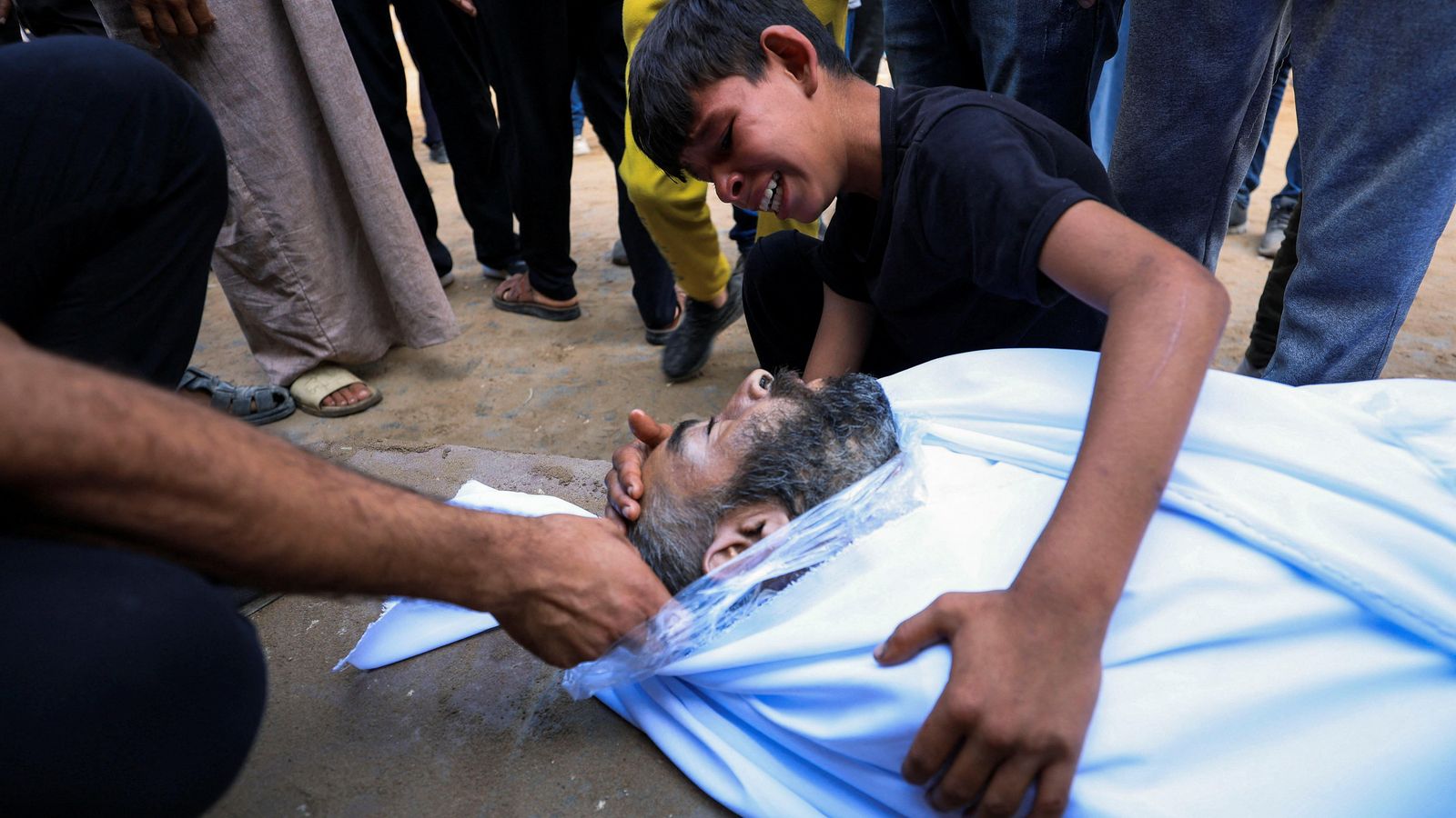 Un xiquet plora per l'assassinat d'un home en un atac d'Israel a la Franja de Gaza