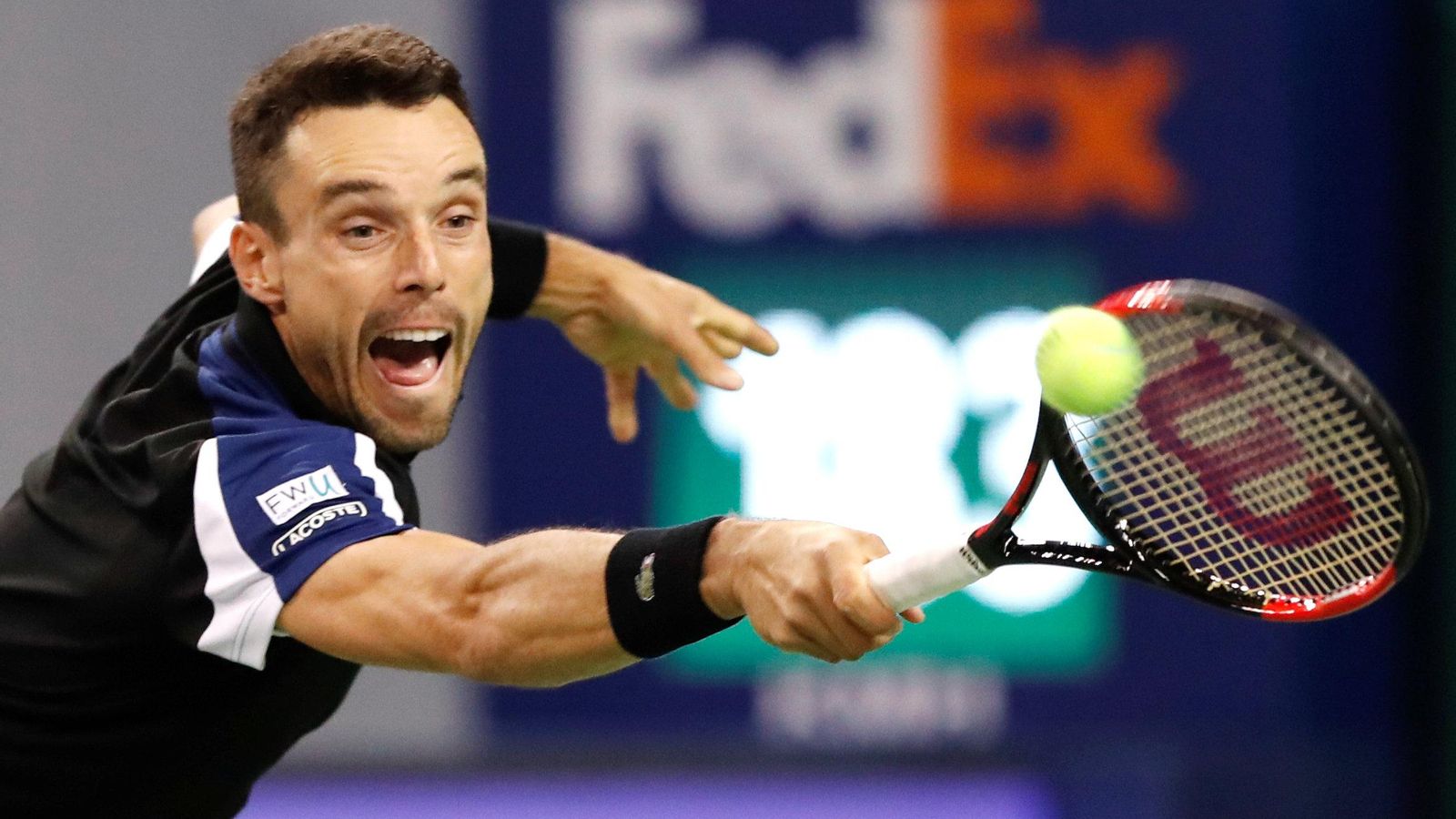 Bautista lluita un punt davant Roger Federer