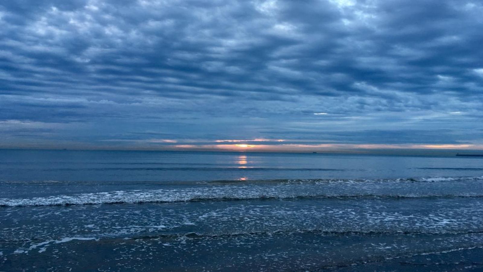 Fotografia dels núvols sobre la platja d'Alboraia durant aquest mes de novembre