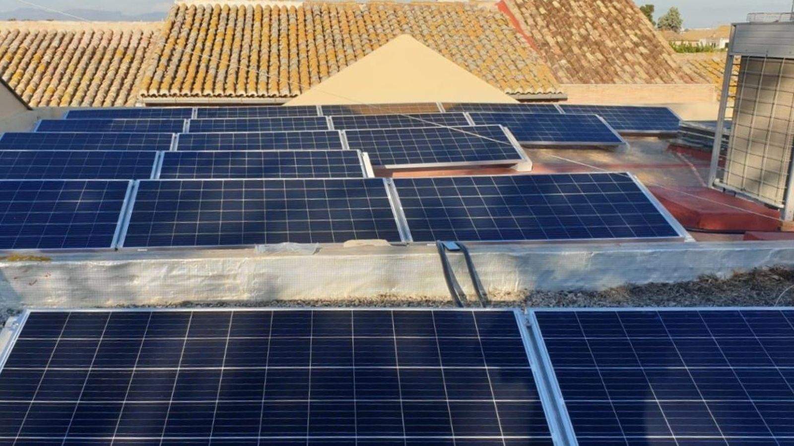 Instal·lació de plaques fotovoltaiques en un edifici antic.