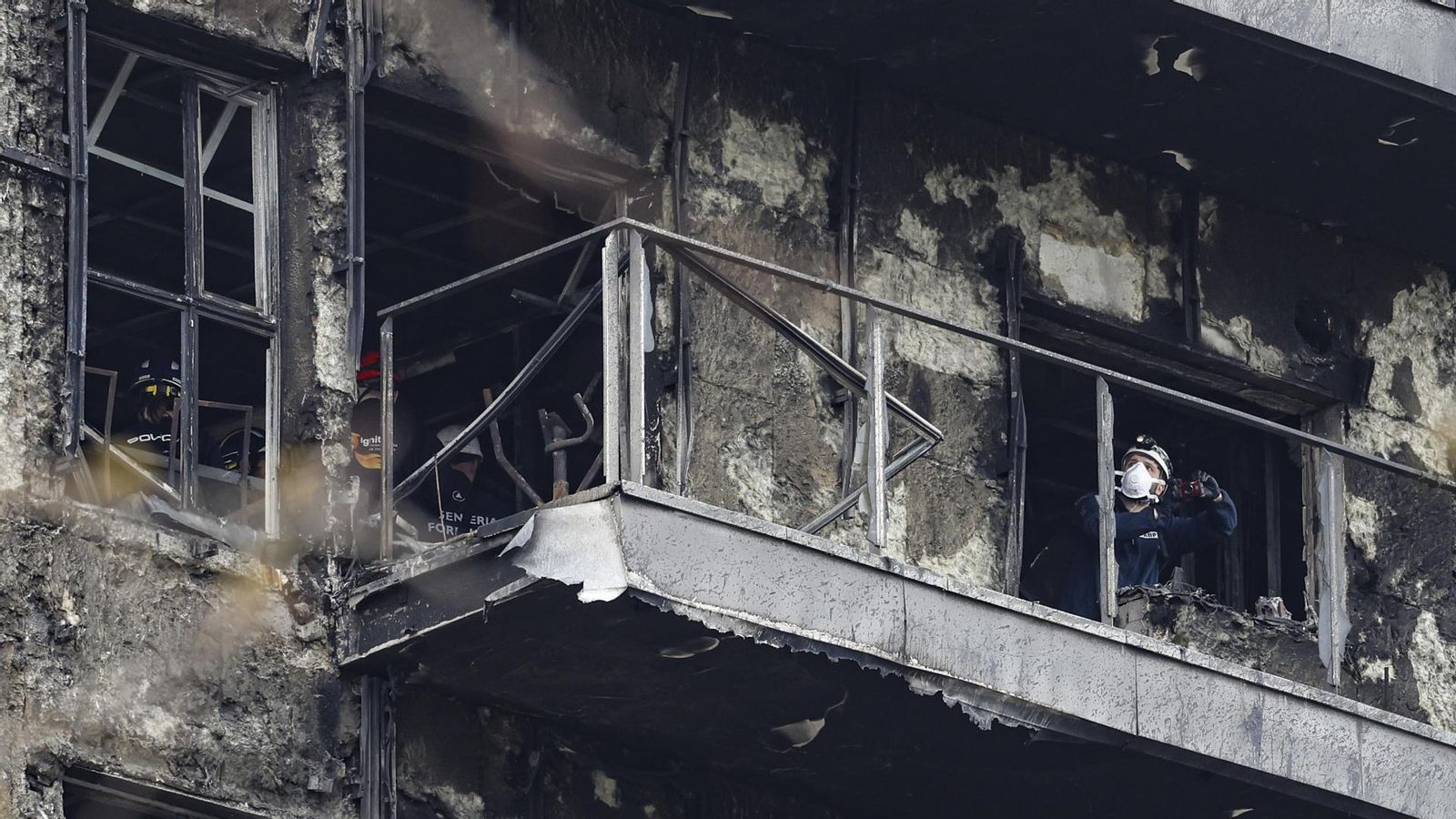 Els pèrits de les asseguradores entren a l'edifici incendiat de Campanar