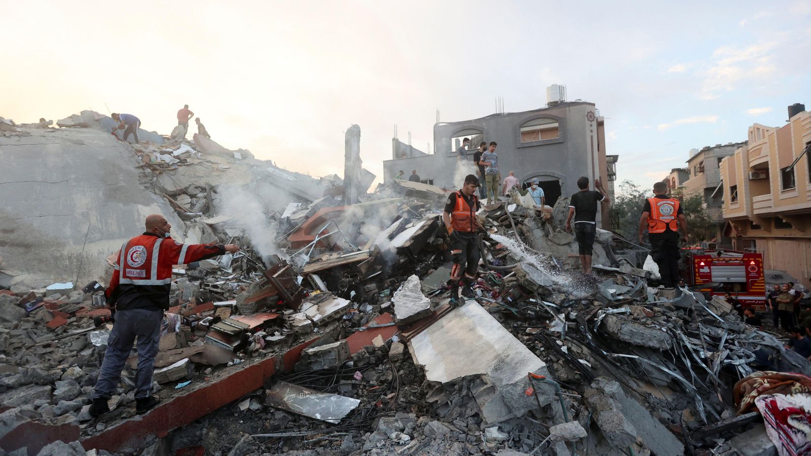 Els serveis d'emergències busquen supervivents després de l'atac a un edifici de la Franja de Gaza