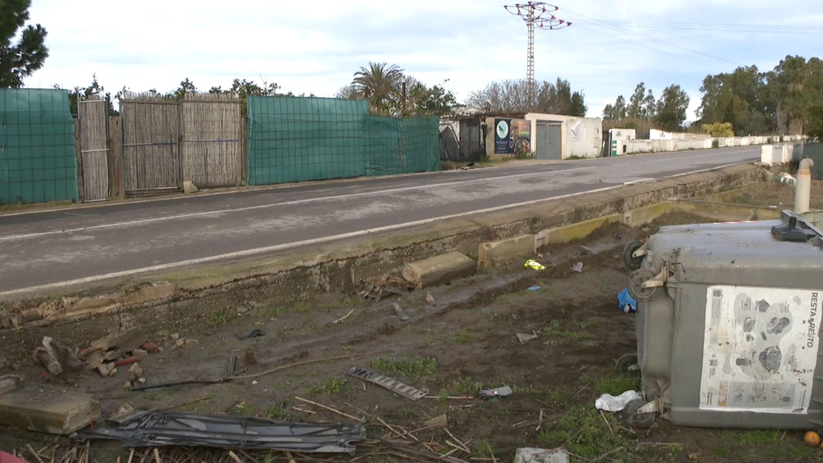 En la carretera este dilluns encara es poden veure les restes del brutal accident