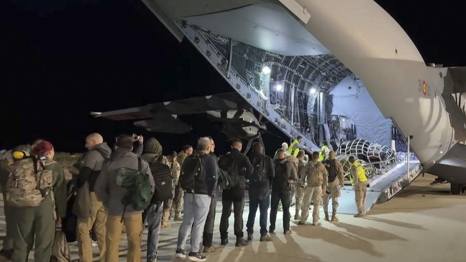 Militars embarcant en un avió dirigit a Beirut, el Líban, des de la base militar de Torrejón a Madrid