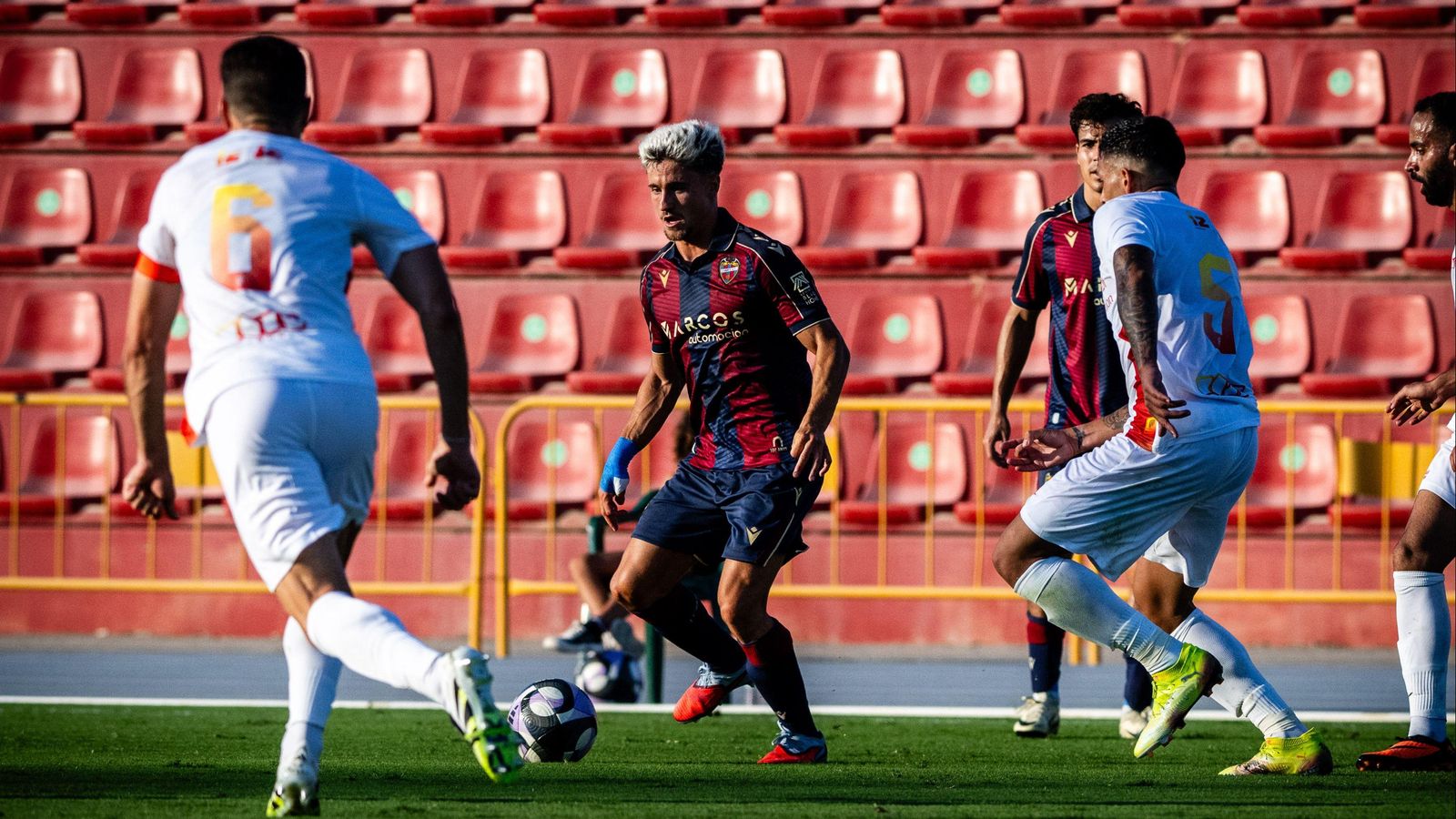 Imatge del partit entre el Llevant i l'Al Qadsiah