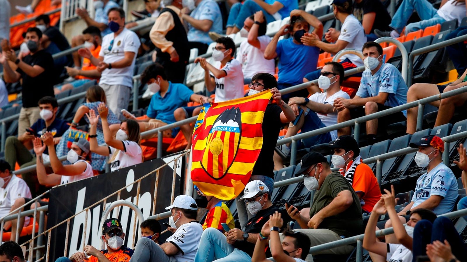 Afició valencianista en Línia de fons