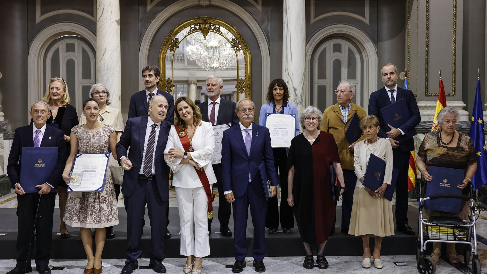 Foto de família durant l'acte de lliurament dels Honors i Distincions de la Ciutat de València
