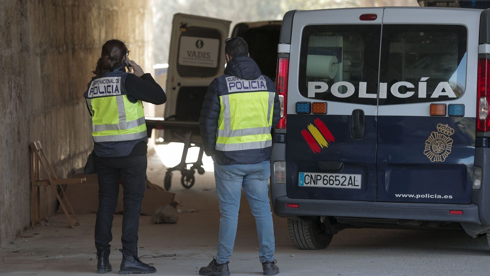 Dos policies al pont del Real del jardí del Túria de València
