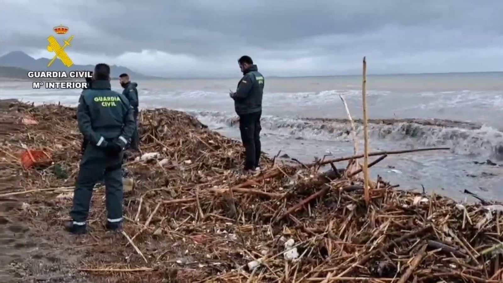 Agents de la Guàrdia Civil a la desembocadura de la rambla de Ramonete, este dilluns