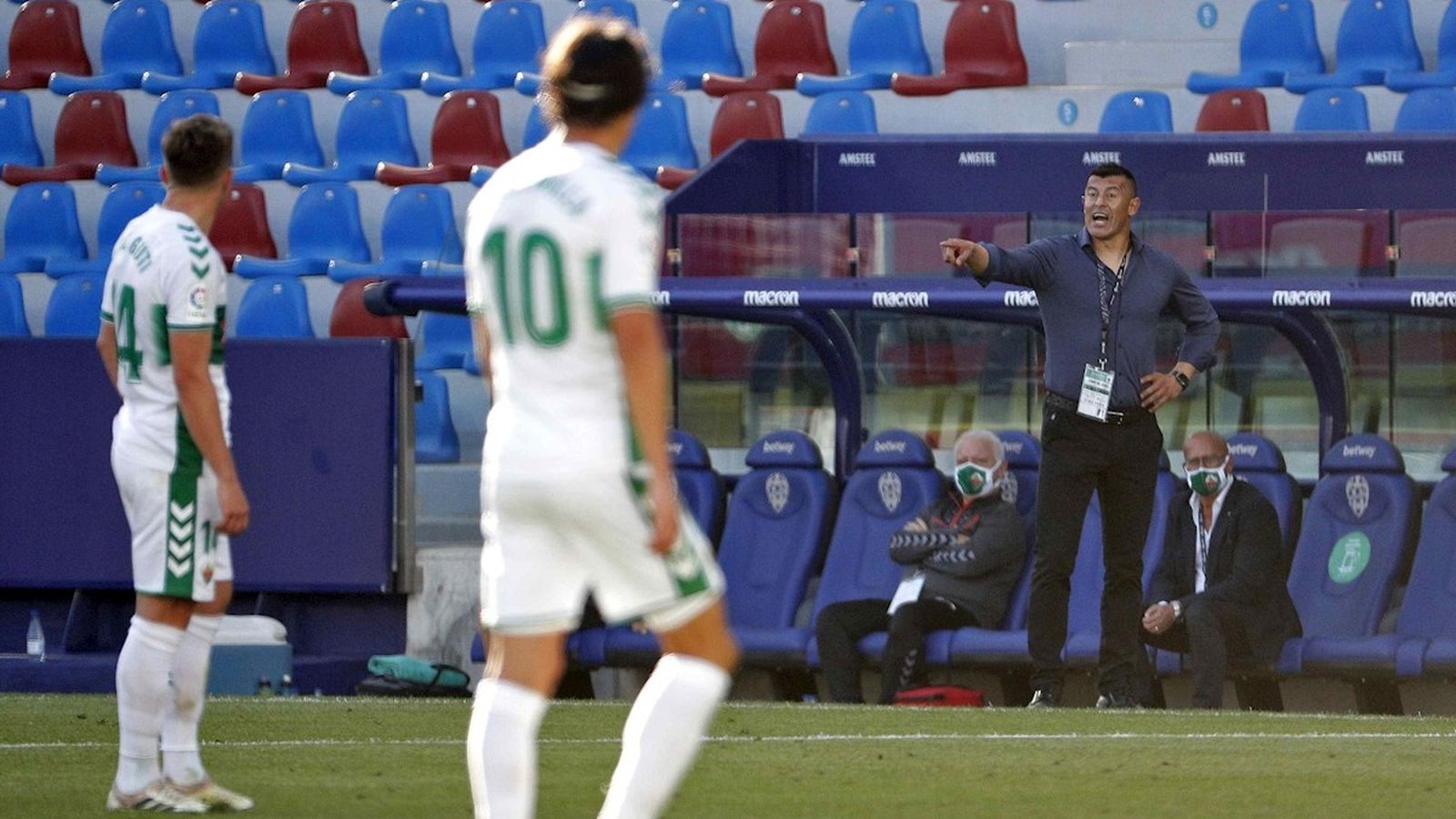 Almirón fa indicacions als seus jugadors en el partit contra el Llevant