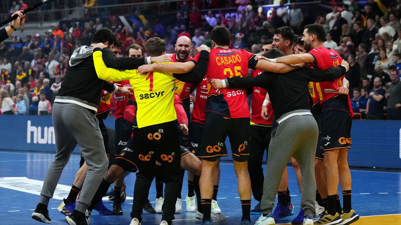 Els jugadors de la selecció espanyola d'handbol celebren el triomf
