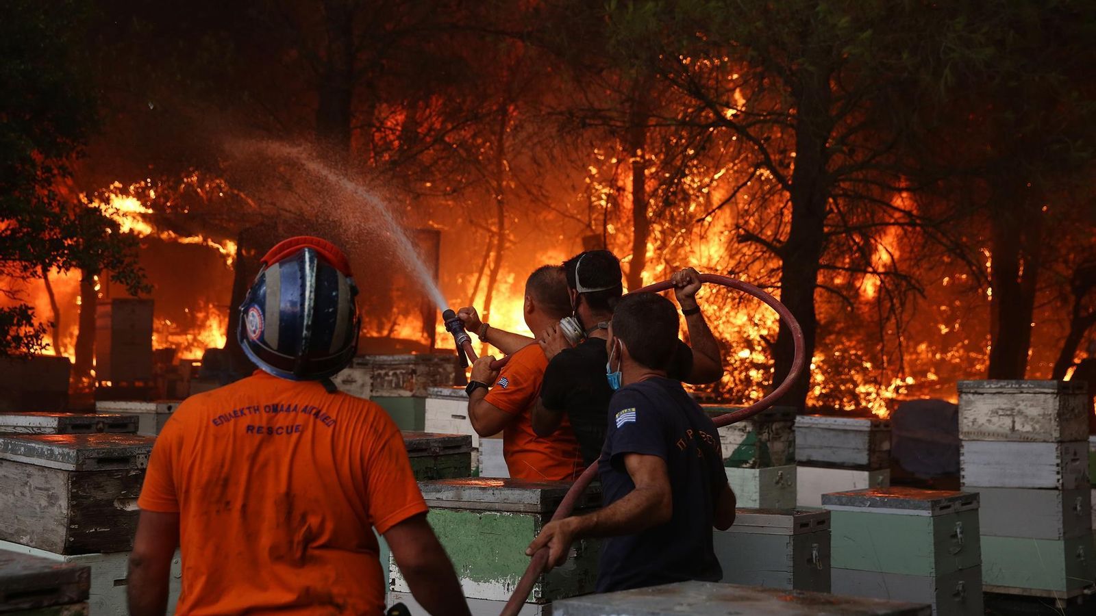 Els bombers lluiten contra el foc prop del barri de Varibombi, a Atenes (Grècia)