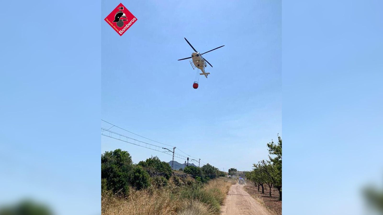 Mitjans aeris treballen en l'incendi declarat al Camí de la Morera, a Xàbia