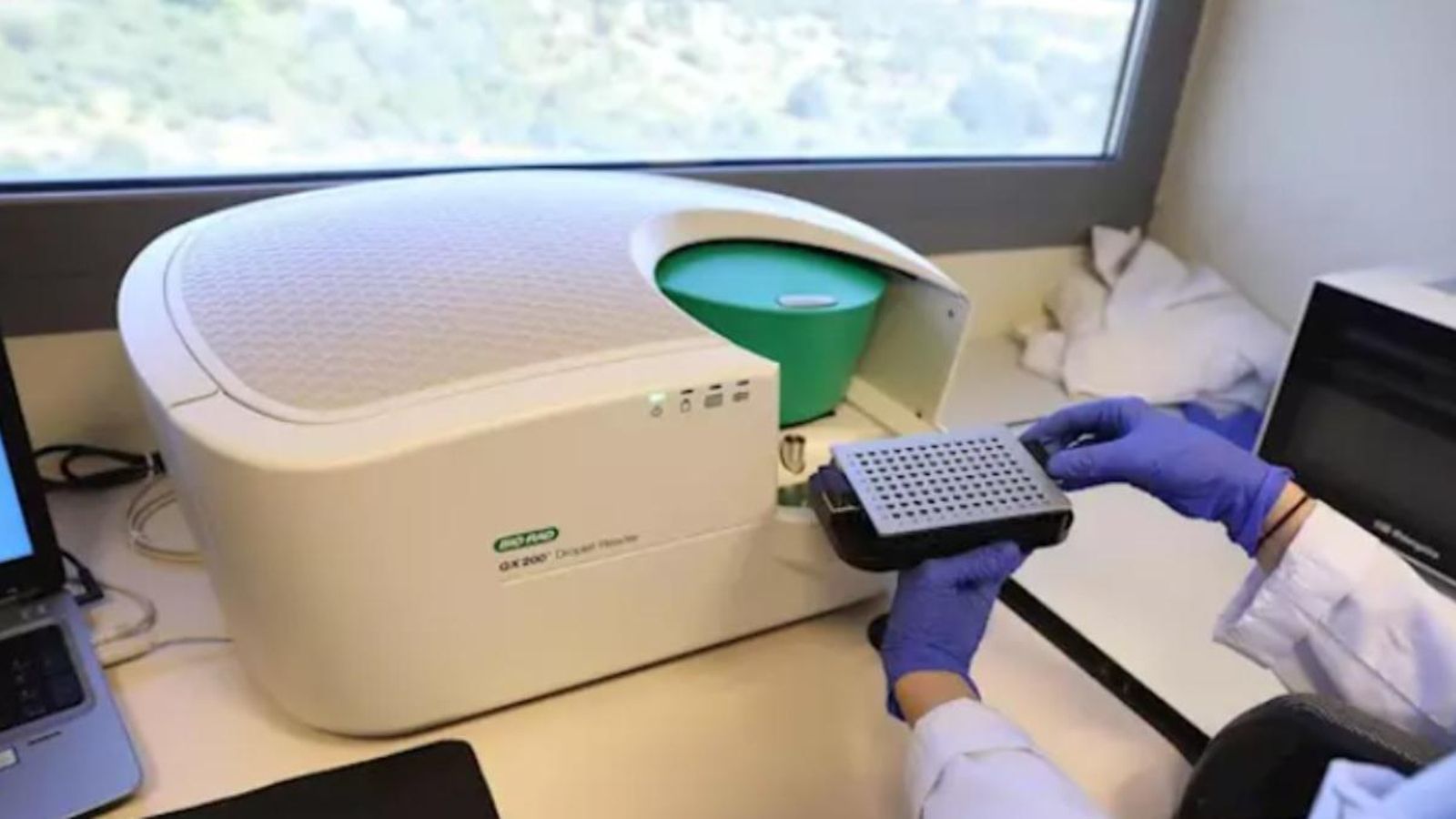 Una biòloga treballa amb una PCR digital preparat per al diagnòstic de la Covid-19