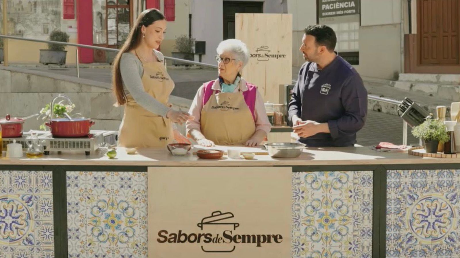 El nostre xef Rubén Fenollar cuina juntament a Maruja Roca i Saray Estarlich de Xàtiva