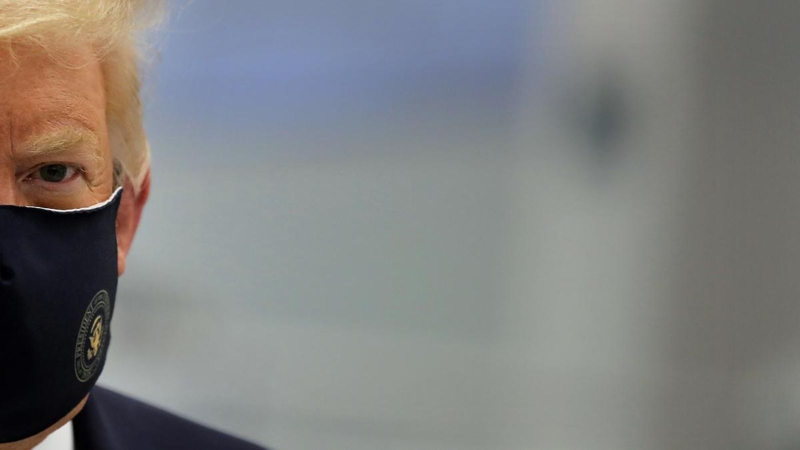 Donald Trump usant mascareta en una aparició pública a Carolina del Nord.