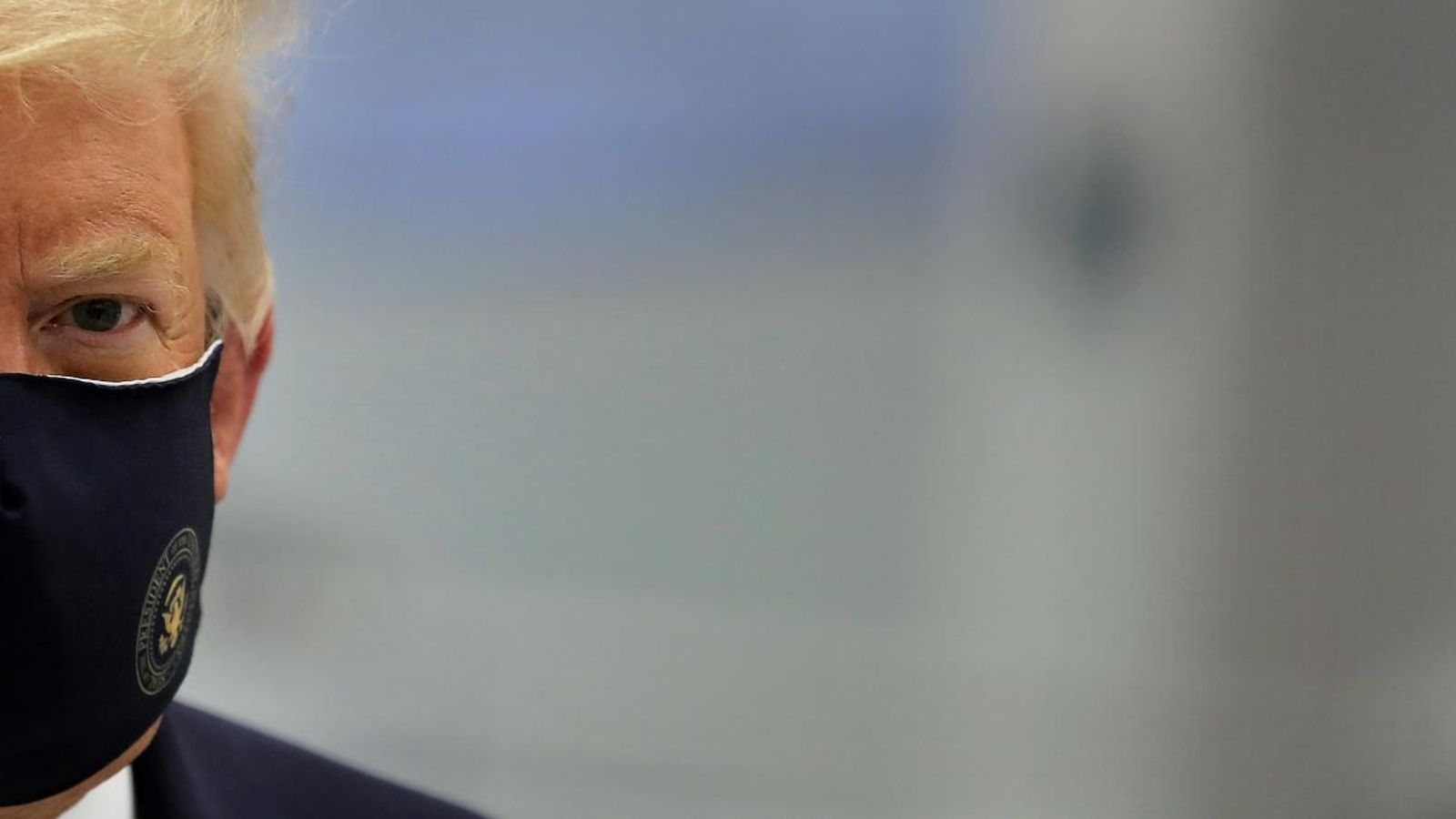 Donald Trump usant mascareta en una aparició pública a Carolina del Nord.