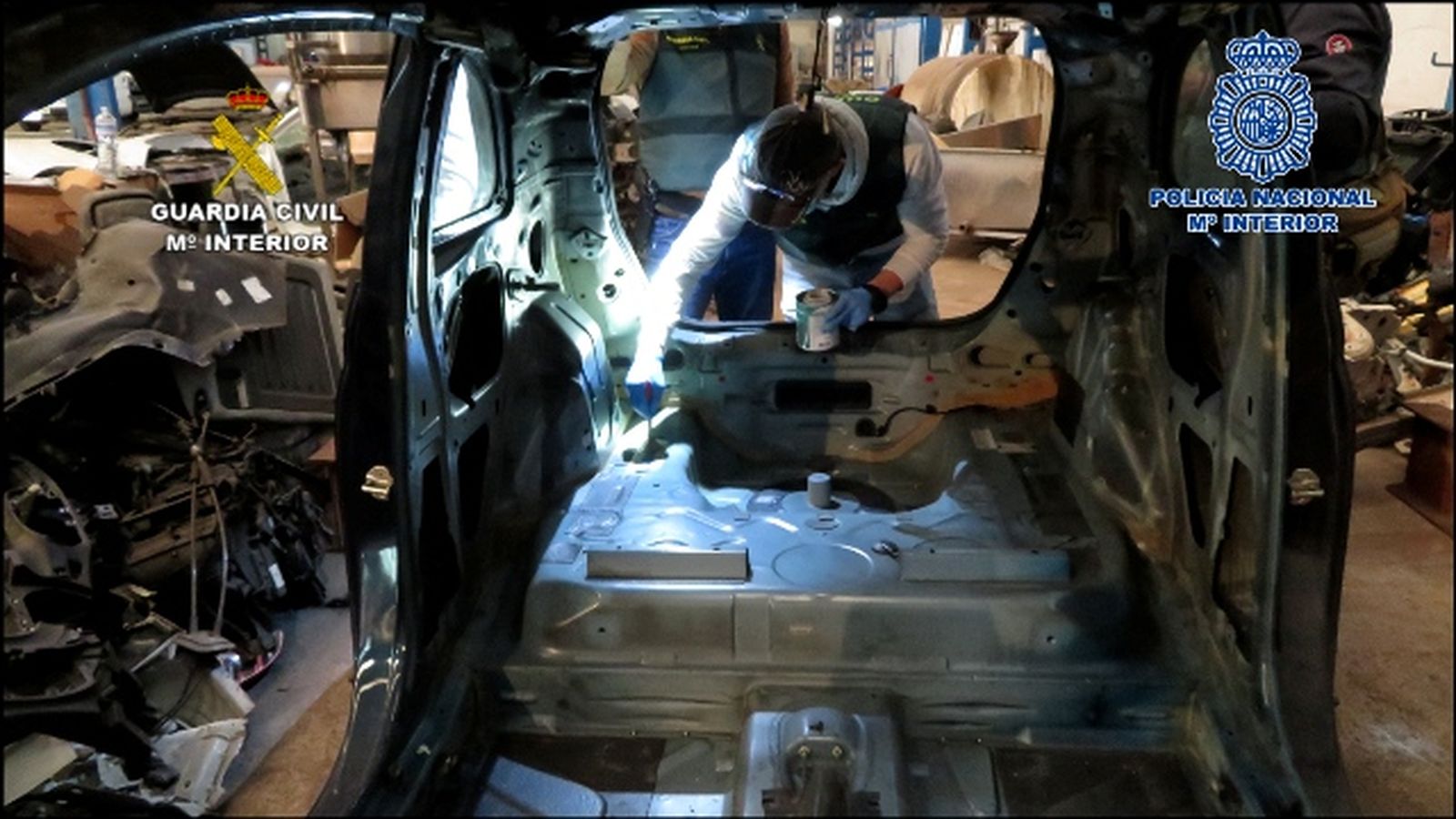 En una nau industrial isposaven d'un immens taller amb tota mena d'eines, que era utilitzat per l'organització per a desmuntar els vehicles i dur a terme el canvi dels elements identificatius