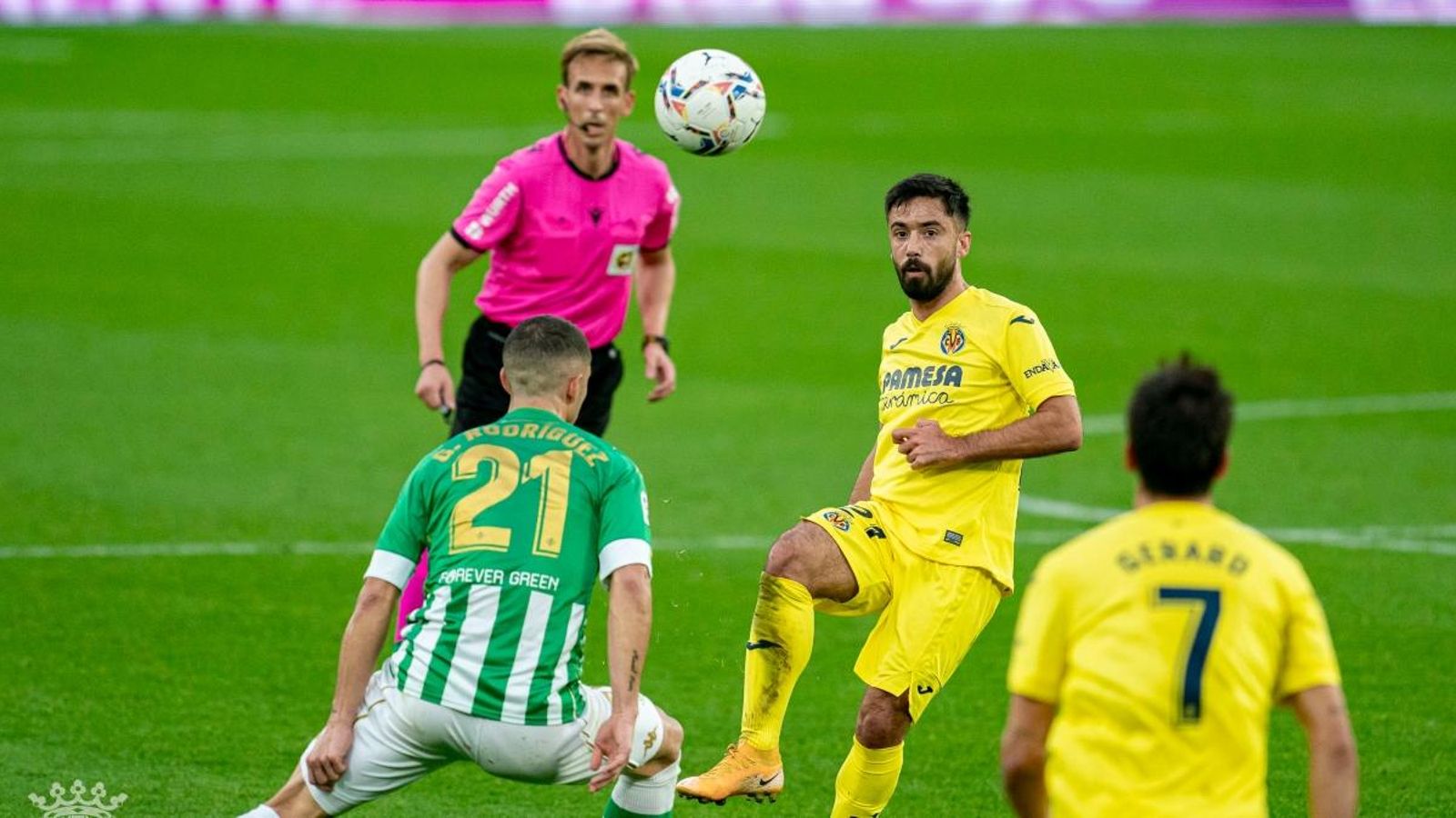 Jaume Costa disputa un baló durant el partit contra el Betis