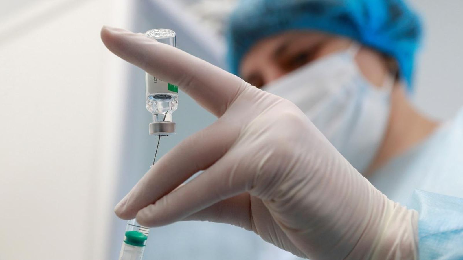 Una infermera prepara una dosi de la vacuna d'AstraZeneca a Ucraïna