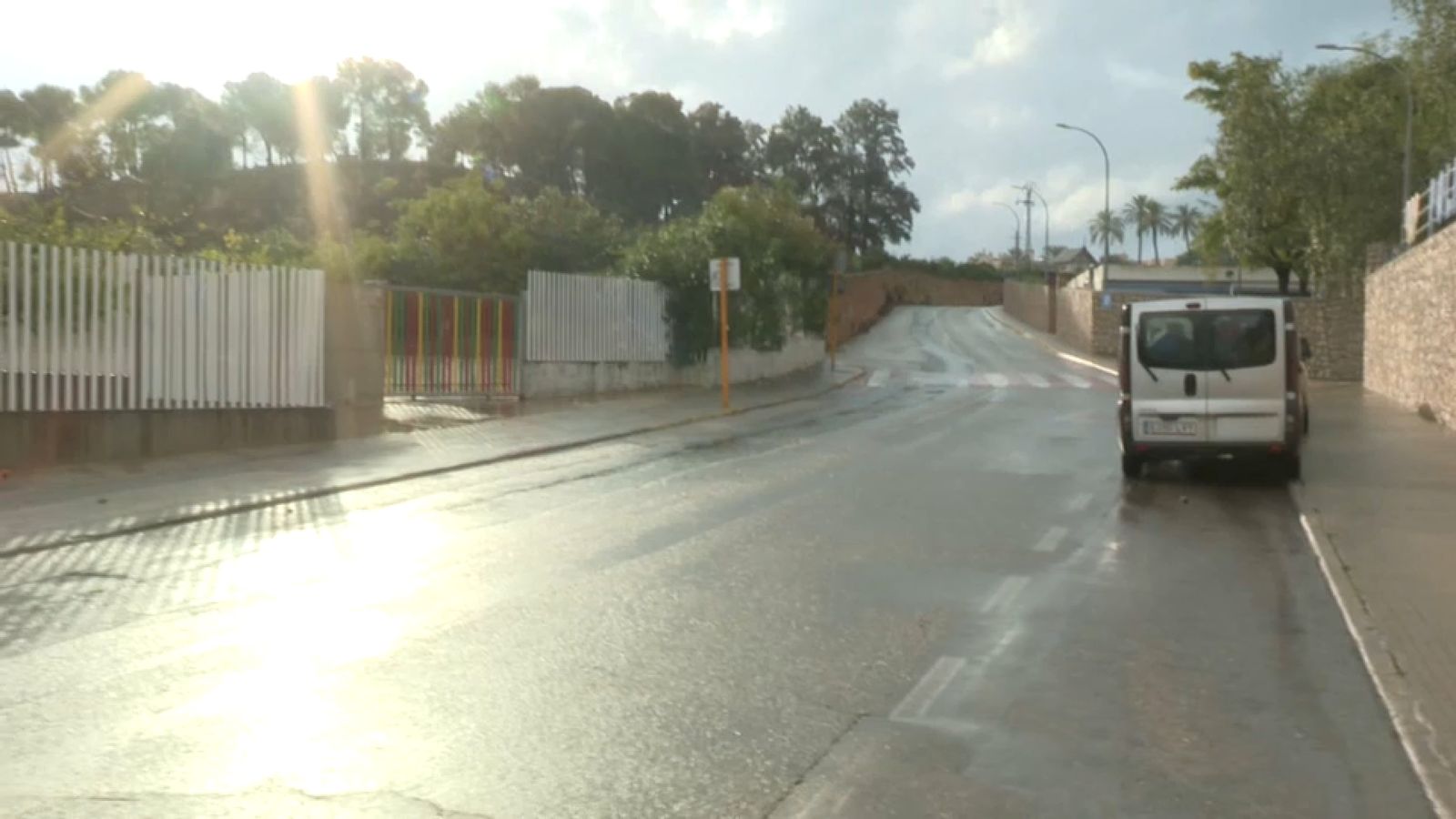 El carrer de l'institut de Carcaixent, ja despejat, però on corria l'aigua procedent de la muntanya aquesta matinada de dijous