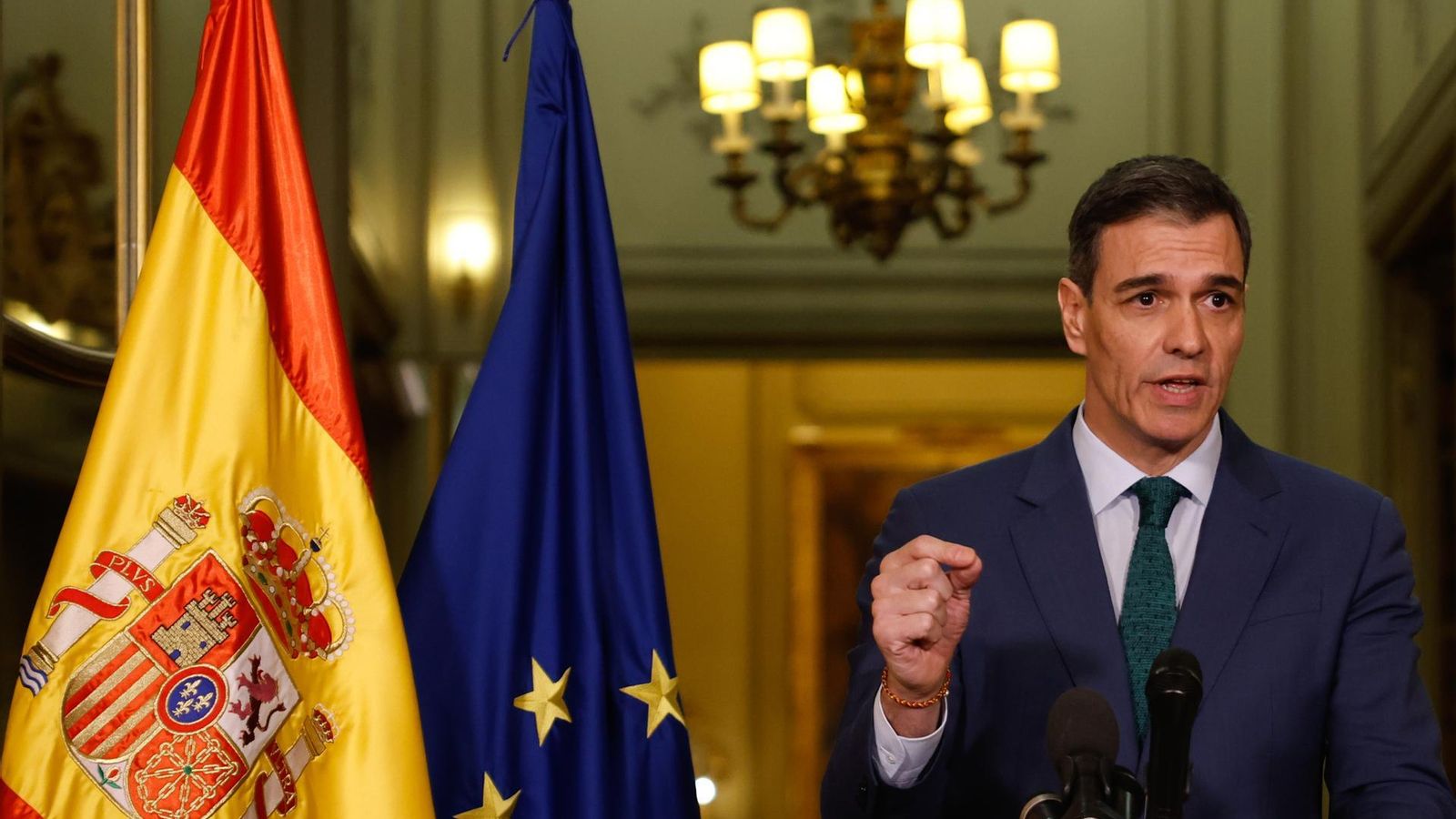 El president del govern espanyol en una compareixença a l'ambaixada espanyola a París