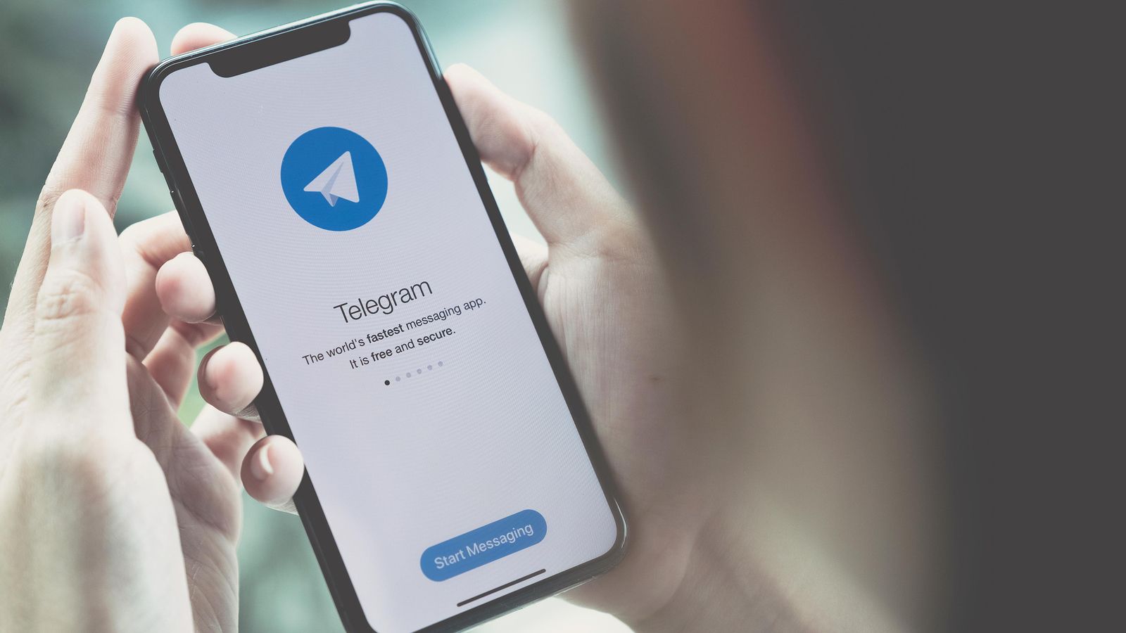 Un usuari entra a l'interficie de l'aplicació de missatgeria Telegram Un usuari entra a l'interficie de l'aplicació de missatgeria Telegram