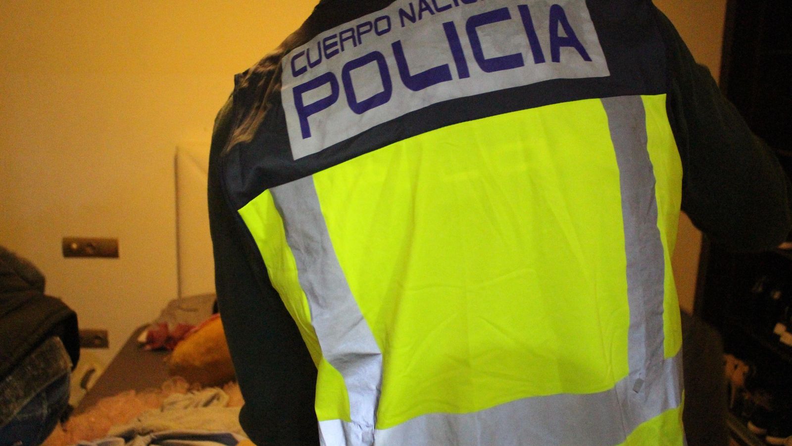 Un agent, en la investigació d'esta xarxa d'explotació sexual