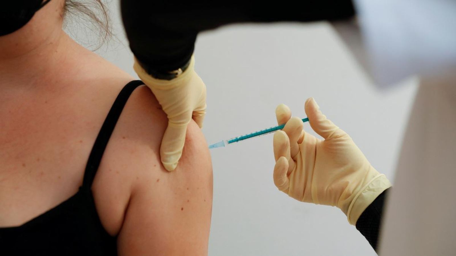 Una infermera injecta una vacuna contra el coronavirus a Alemanya, en una imatge d'arxiu