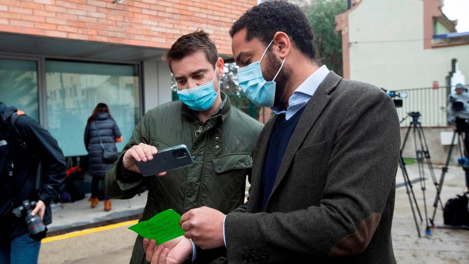 El candidat de Vox, Ignacio Garriga, llig una octaveta crítica amb la formació ultradretana.