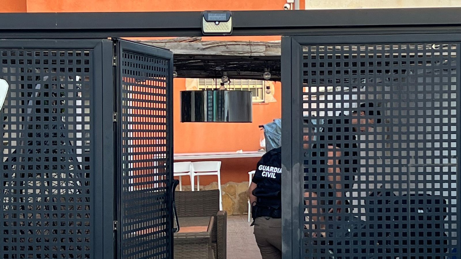 Agents de la Guàrdia Civil, a l'escorcoll de la casa a Cullera