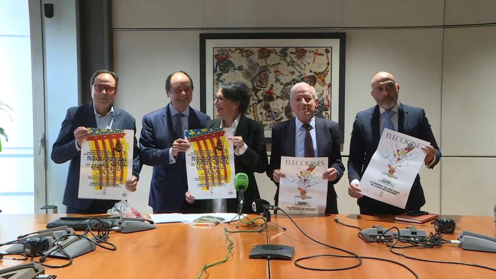 El president de Juristes Valencians (centre), acompanyat de l'exconseller Vicent Soler (esquerra) i l'expresident del Tribunal Constitucional Pascual Sala