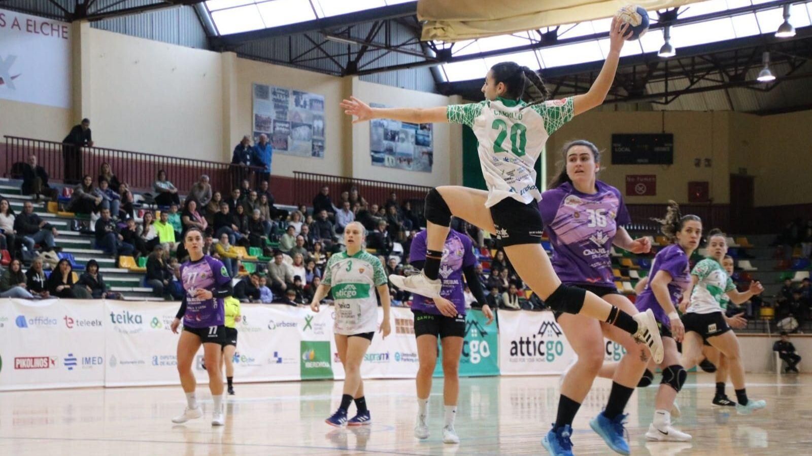 Marí Carrillo intenta un llançament a porteria