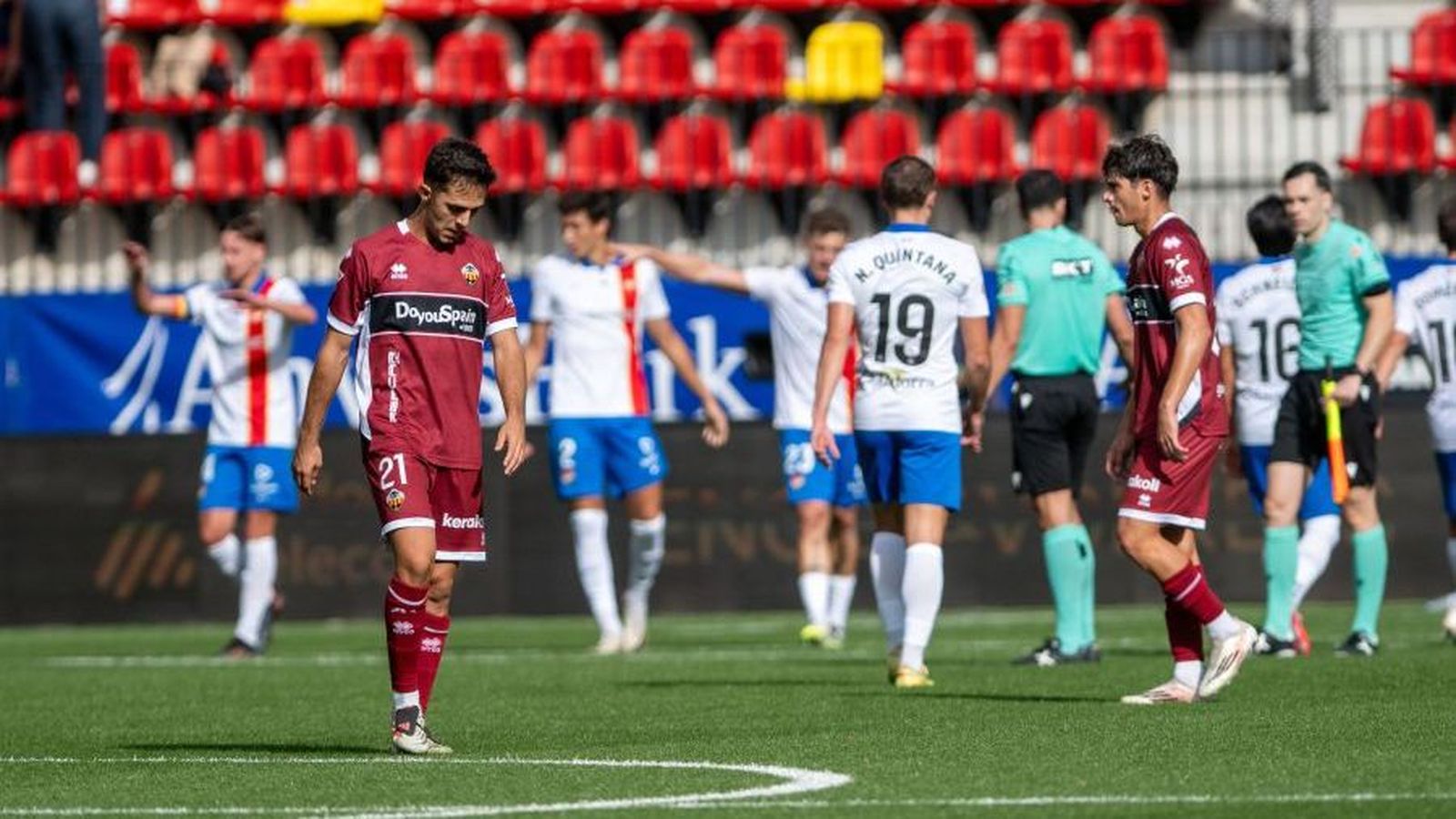 Álvaro Martín es lamenta després del gol local