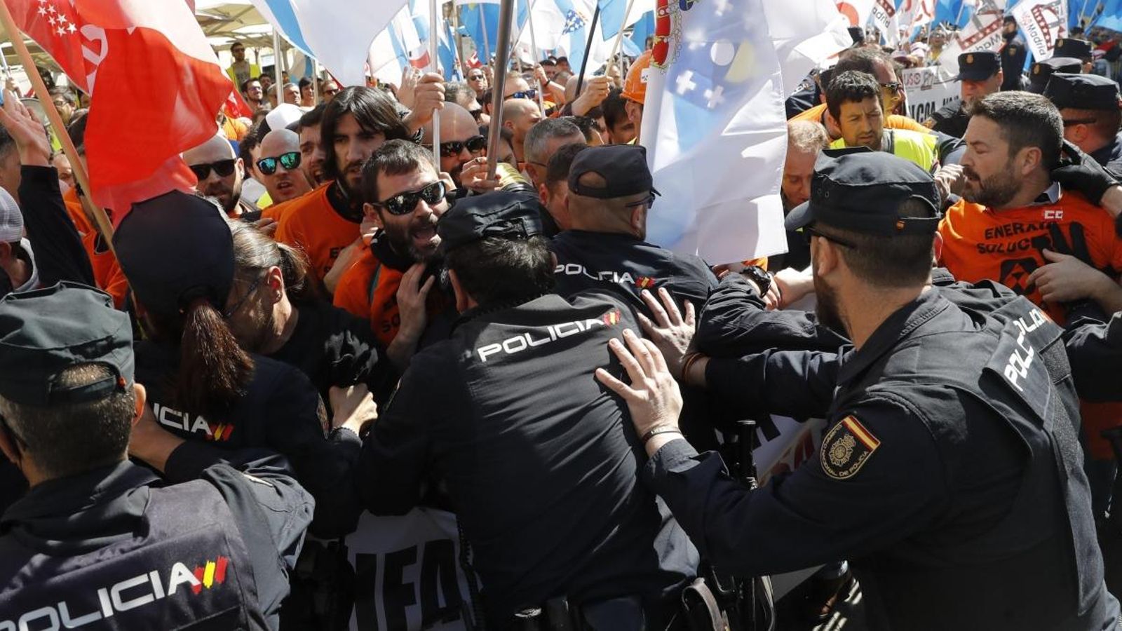 Un centenar de persones pertanyents a la plantilla d'Alcoa s'han manifestat aquest dijous a Madrid
