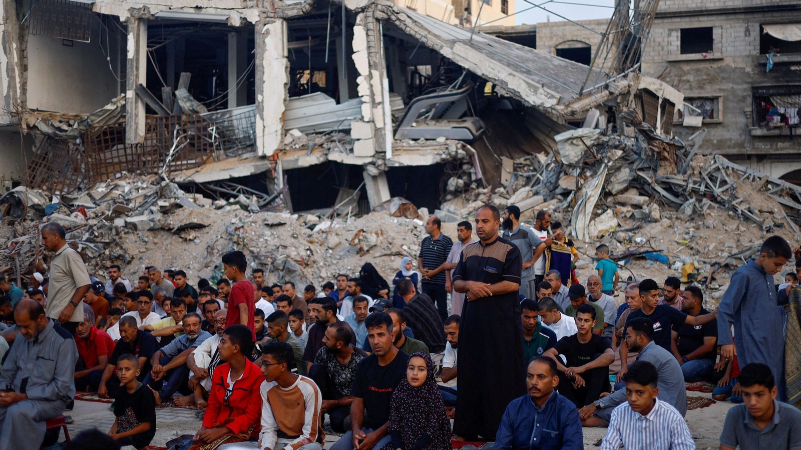 Palestins preguen entre les runes d'una mesquita a Khan Yunis