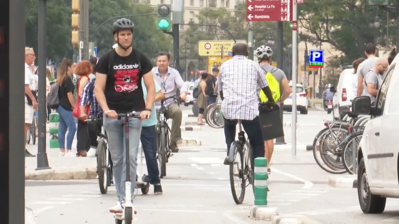 La ciutadania vol limitar bicis, patinets i terrasses a la plaça de l\'Ajuntament de València