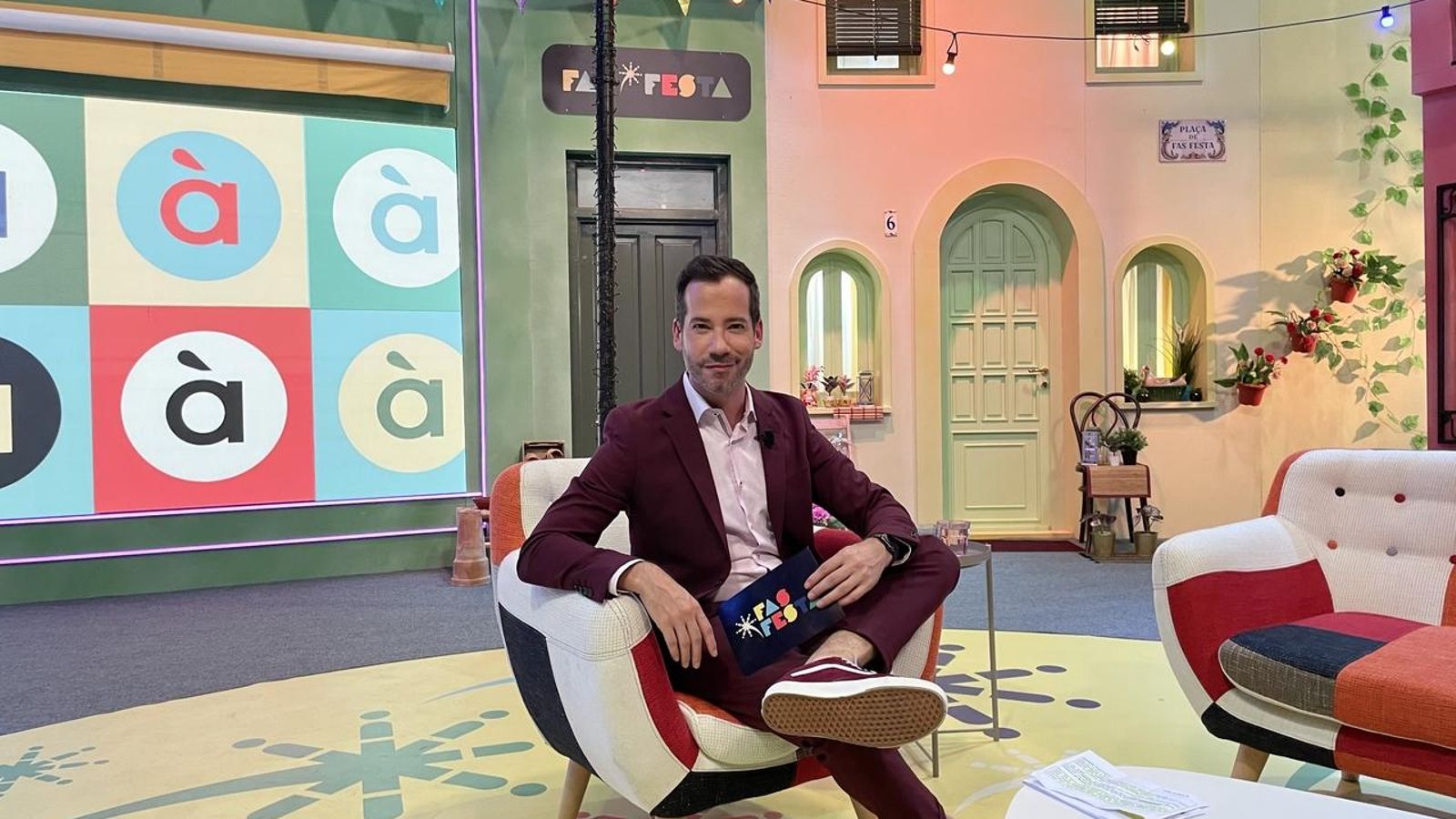 Ferran Cano presenta cada divendres a les 22:00 hores el programa 'Fas Festa' d'À Punt