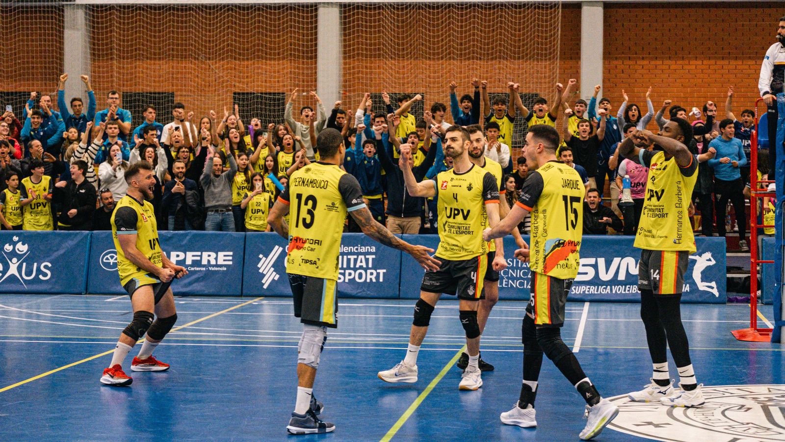 Els jugadors del Conqueridor València celebren el triomf