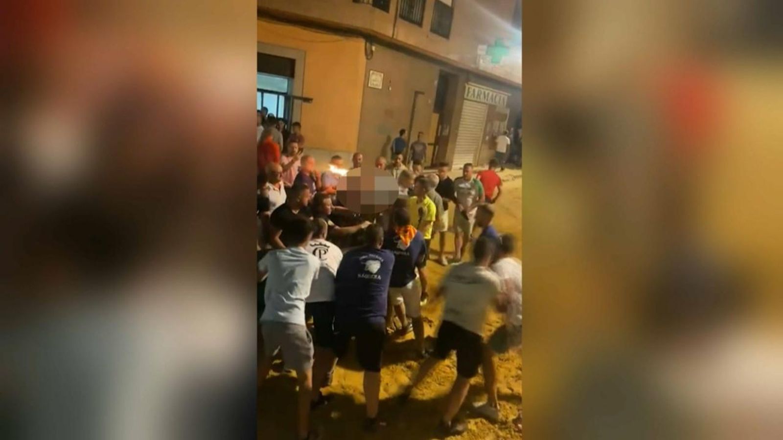 Imatge del moment en què els menors embolen una de les banyes del bou