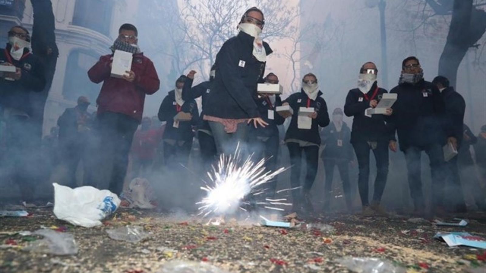 El col·lectiu fester encaixa amb sorpresa l’ajornament i els partits es mostren comprensius