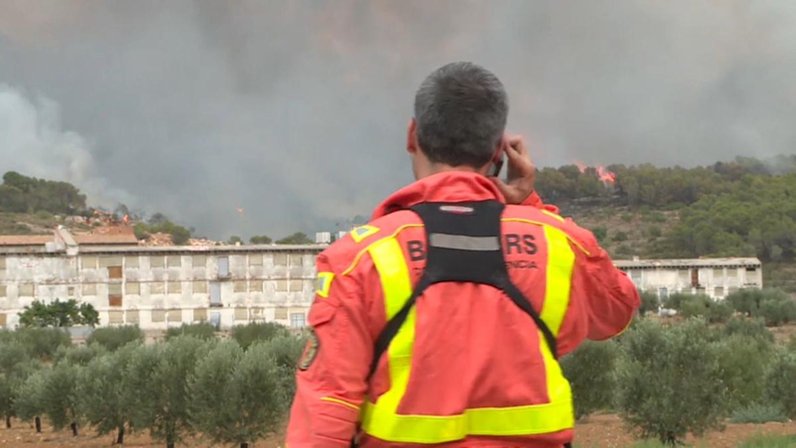 Bomber del Consorci de València durant l'incendi de Llutxent