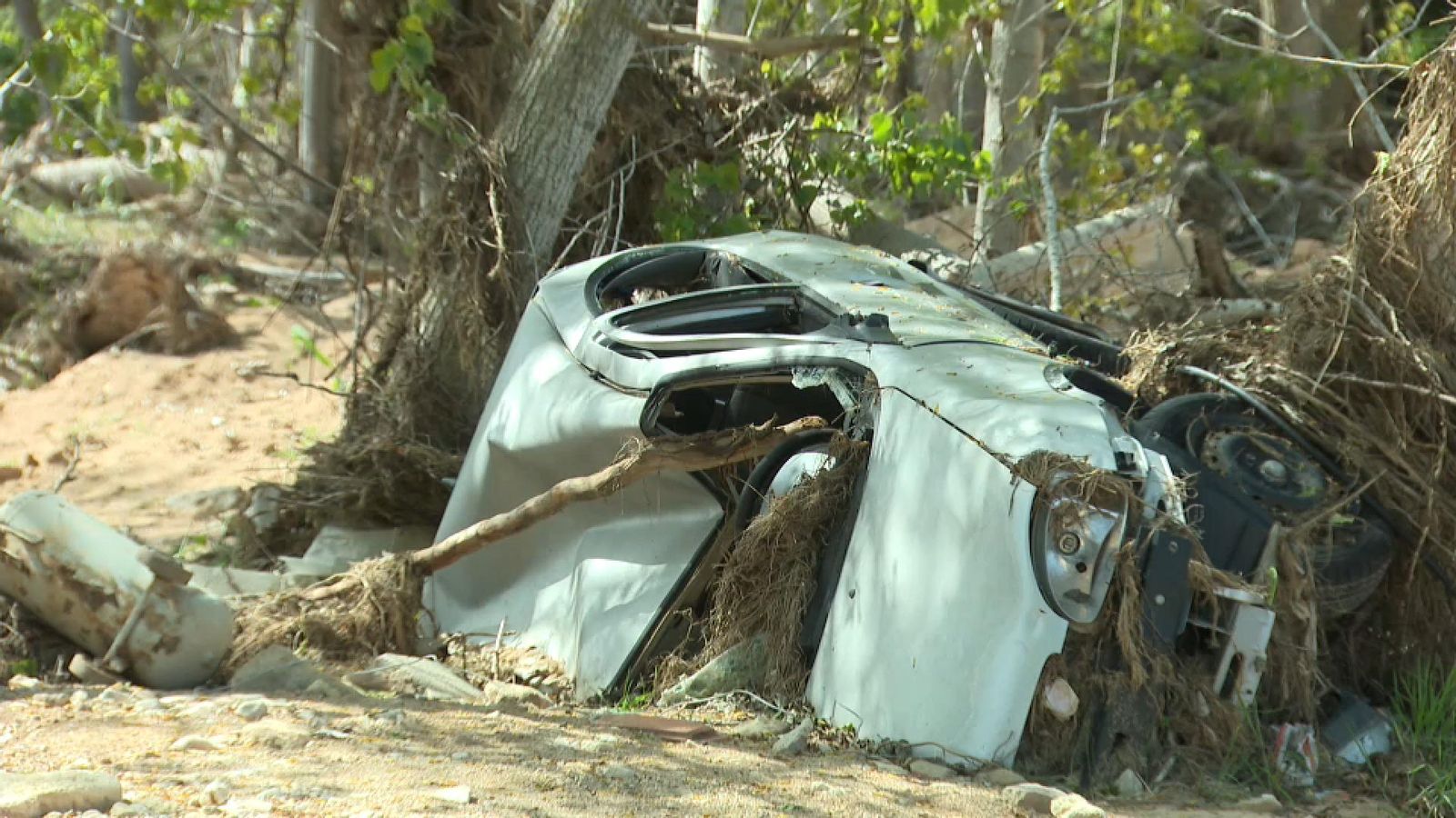 Un vehicle arrosegat per la crescuda del Magre a la pedania d'Hortunas (Requena)