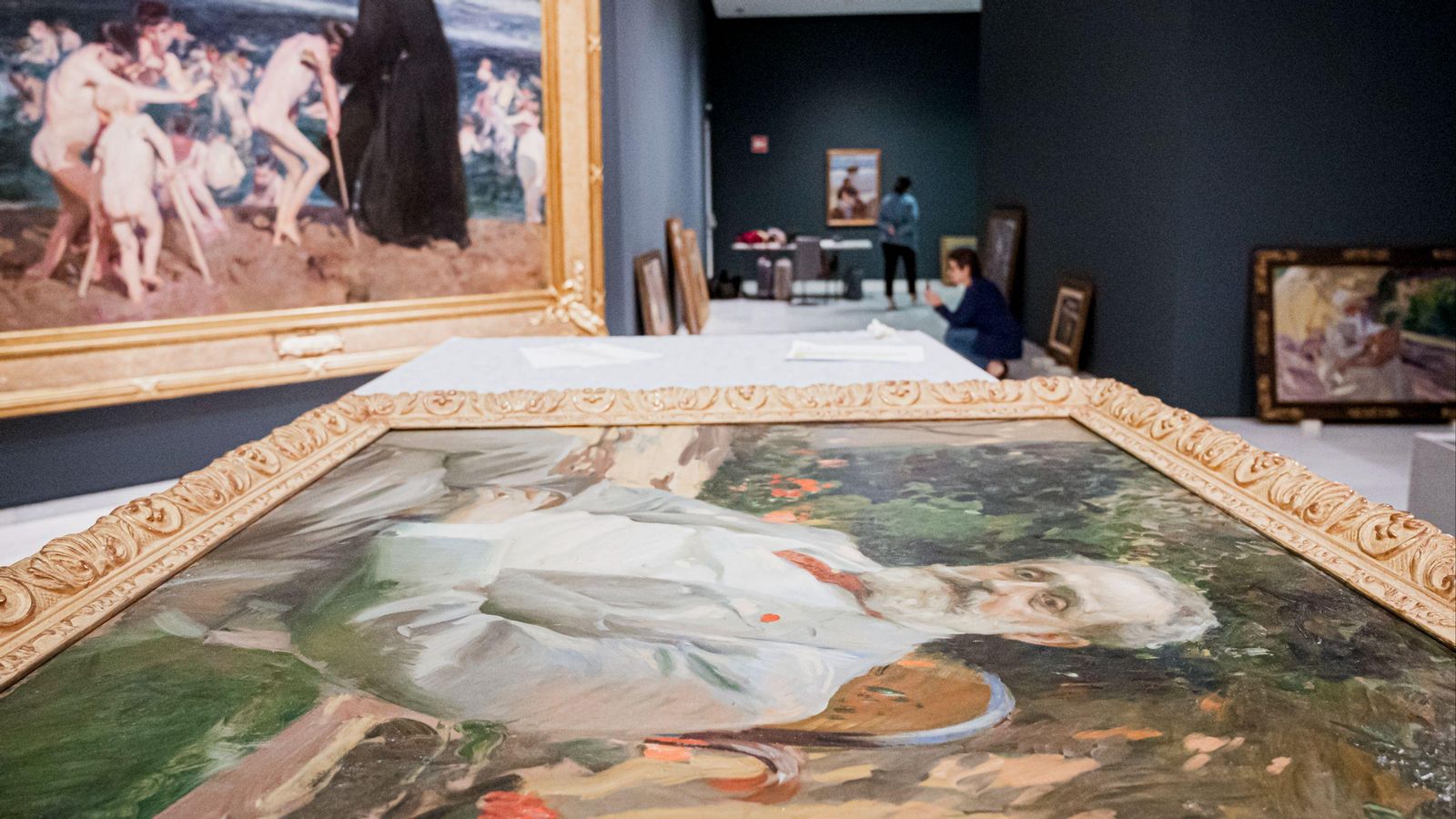 Muntatge de l'exposició ‘Sorolla a través de la llum’