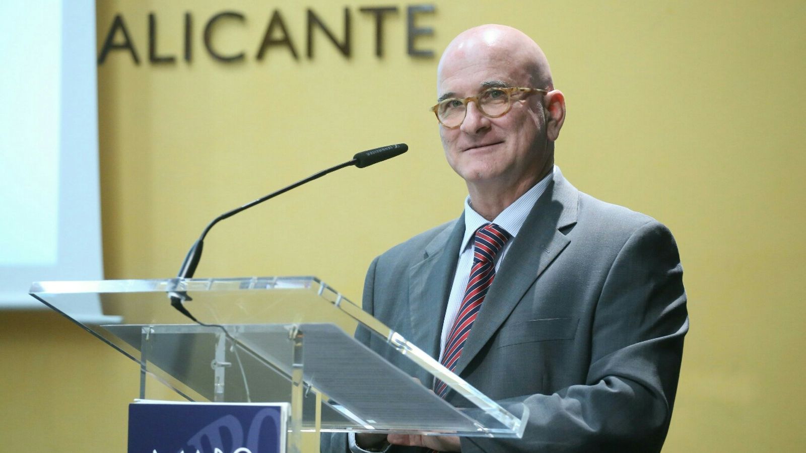 Luis Miguel Sánchez, autor del llibre "Alicantinos y... Especiales"