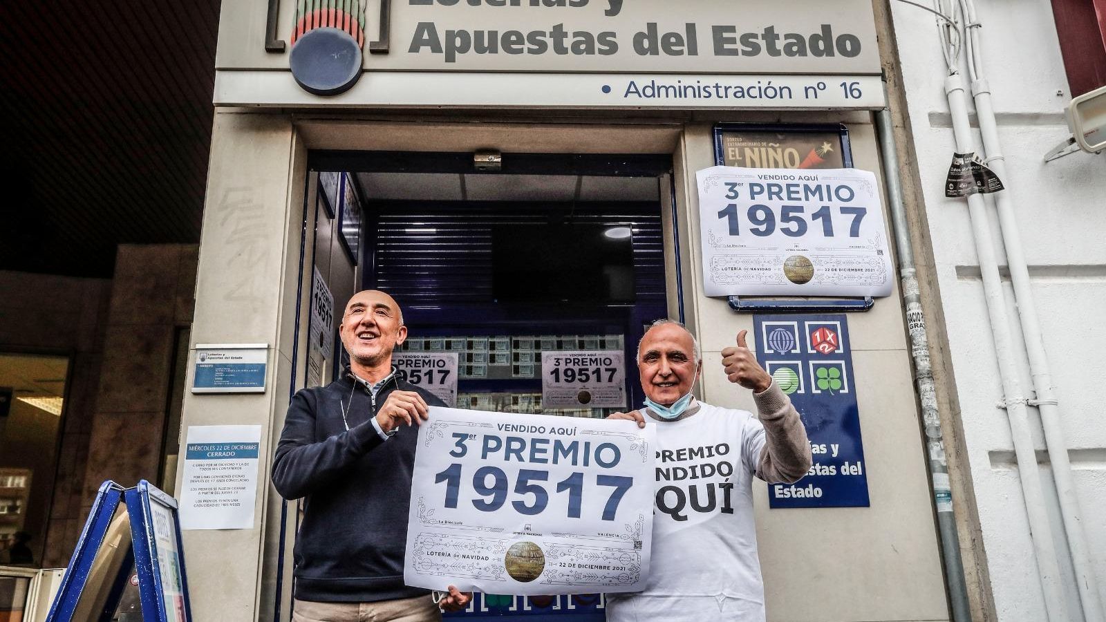 Celebració en l'administració número 16 al carrer Xàtiva de València, que ha venut el tercerpremi de la loteria de Nadal