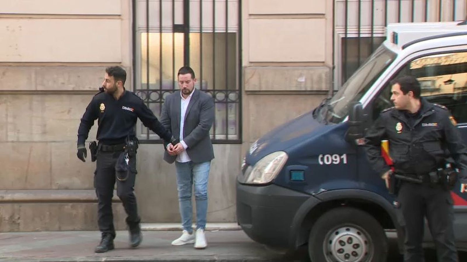 L’home acusat de matar la seua parella, Dori, de 27 anys, a Alcoi, és acompanyat per un agent