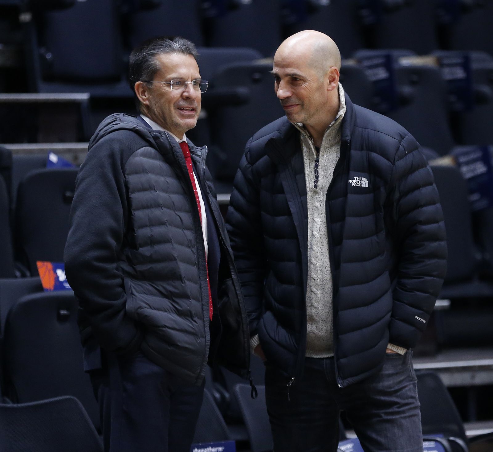 El tècnic del Baxi Manresa, Pedro Martínez, junt al del València Basket, Joan Peñarroya