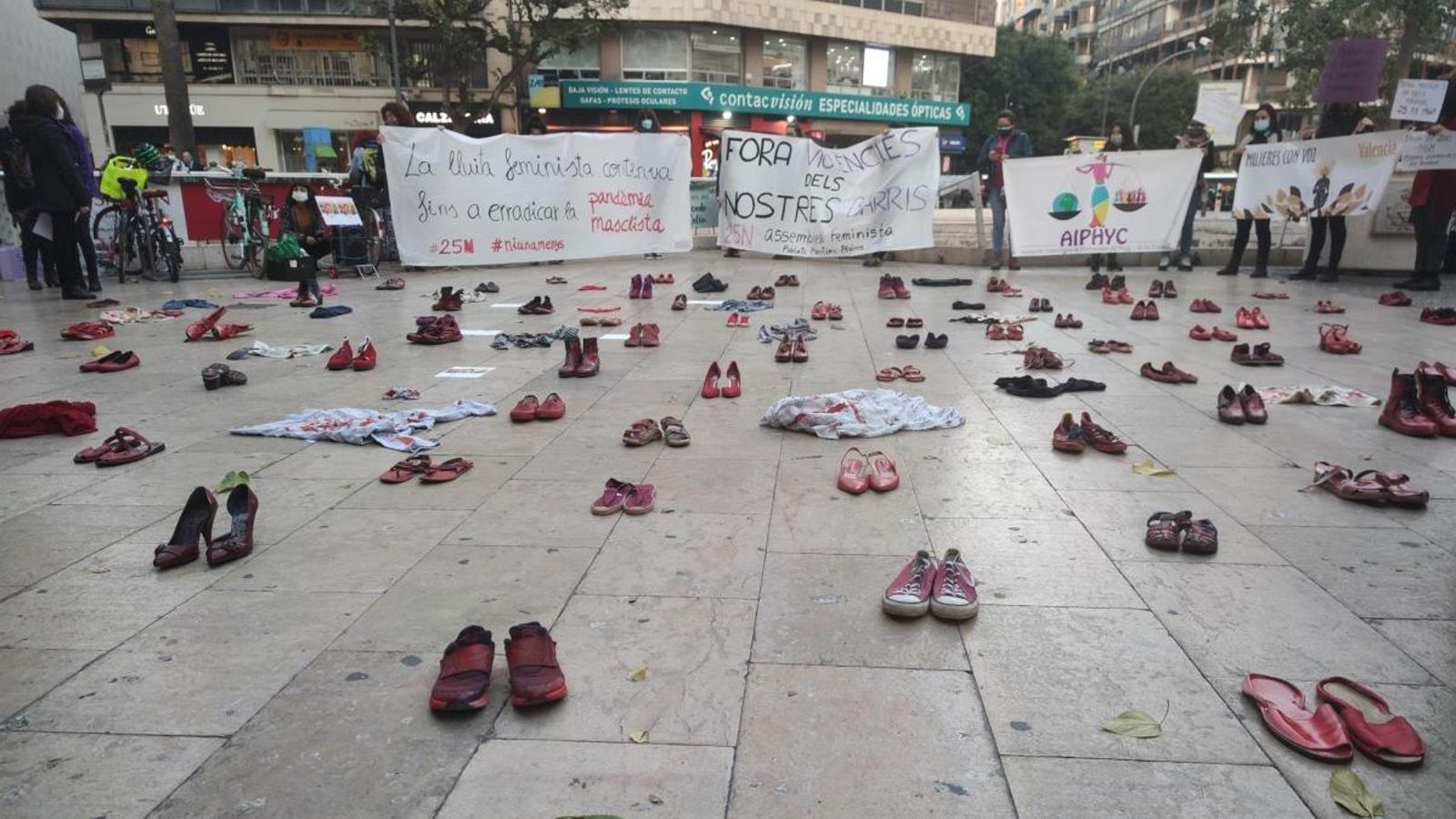 Sabates roges per simbolitzar les dones assassinades