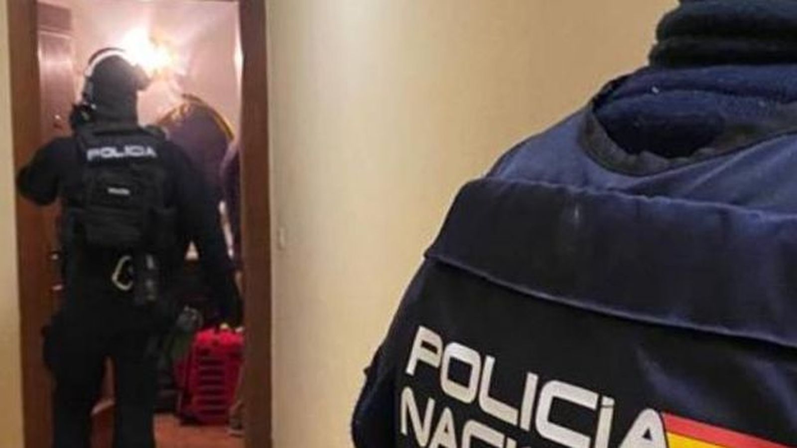 Moment en el que els agents han aconseguit entrar en la vivenda de l'home atrinxerat